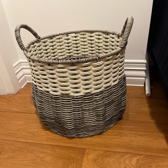 Strong vintage basket with handles - Picture 2 of 16